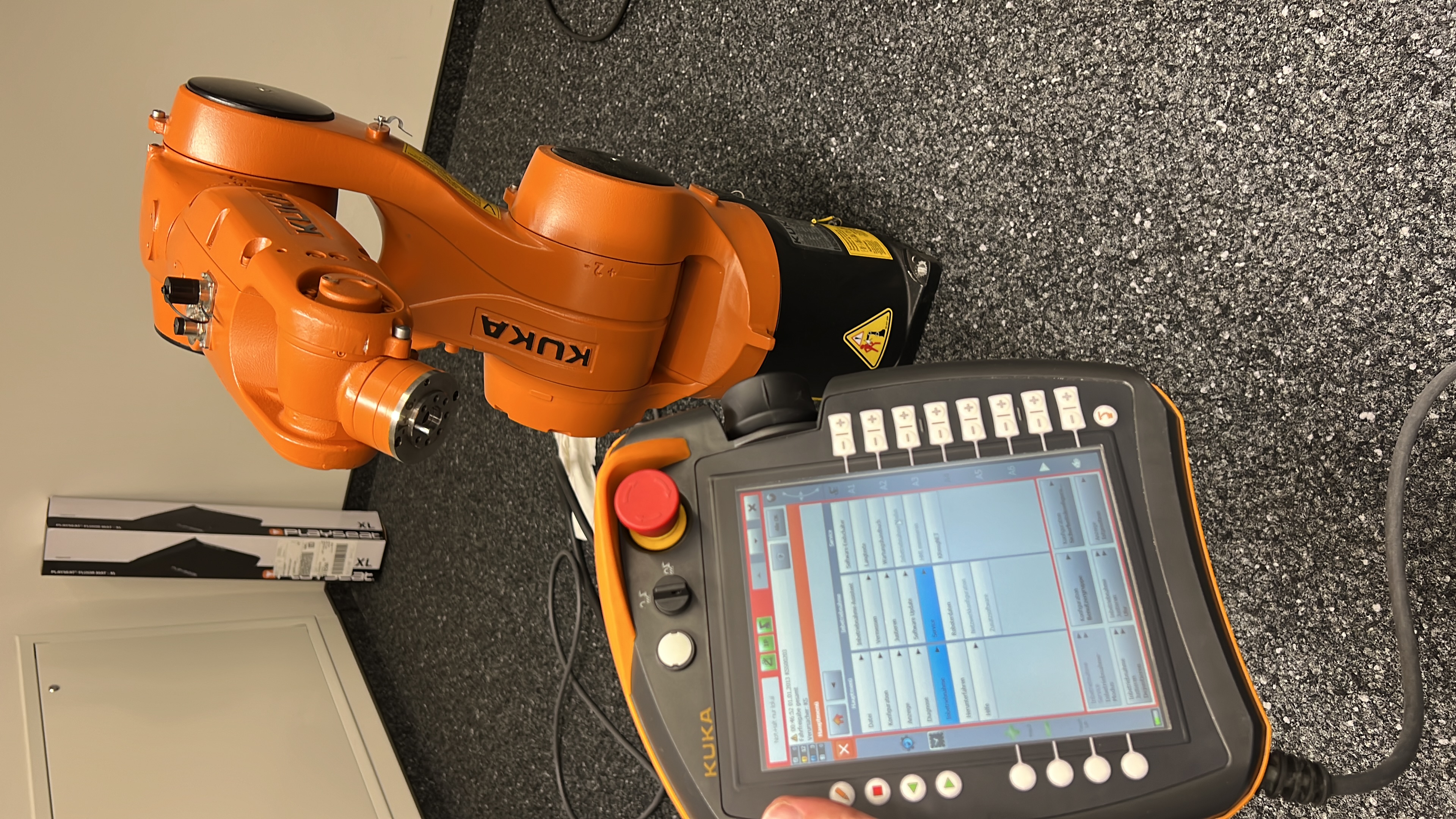 KUKA KR 6 R700 fivve Industrieroboter mit KR C4 compact Steuerung & smartPAD