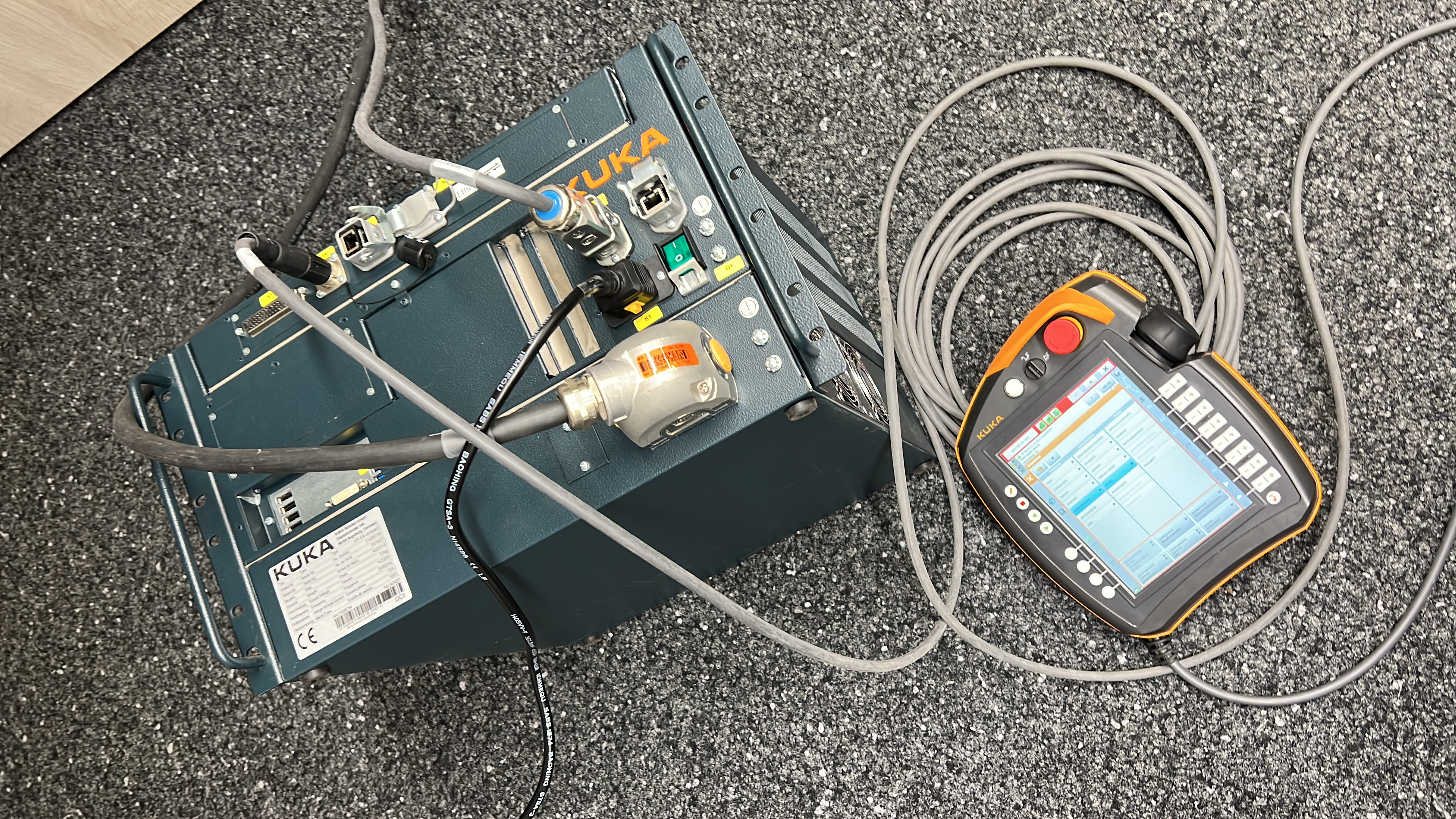 KUKA KR 6 R700 fivve Industrieroboter mit KR C4 compact Steuerung & smartPAD